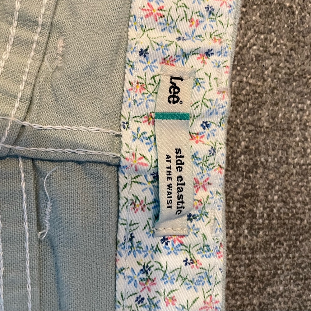 Woman’s size 14 Lee Capri jeans great condition color mint green - Picture 3 of 4